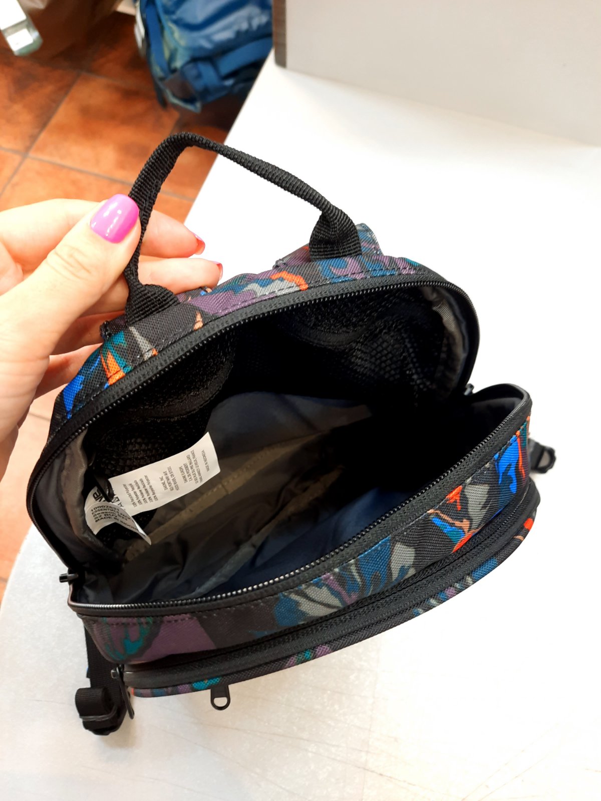 Сравнение DAKINE Essentials Pack Mini 7L и Cosmo 6.5L — Что выбрать?