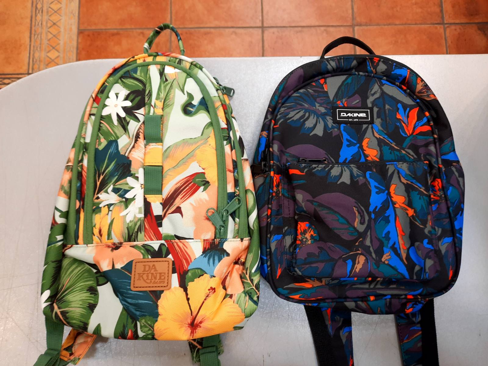 Рюкзаки DAKINE Cosmo 6.5L та DAKINE Essentials Pack mini 7L